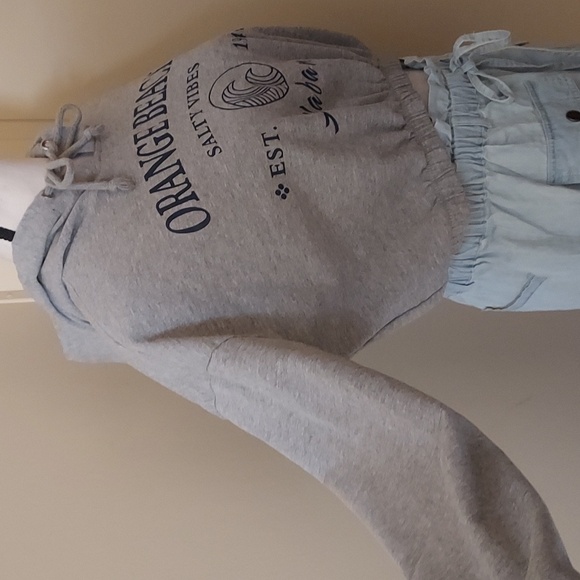 Alvin's Island Gray Sweater With Orange Beach Motif - Picture 4 of 6